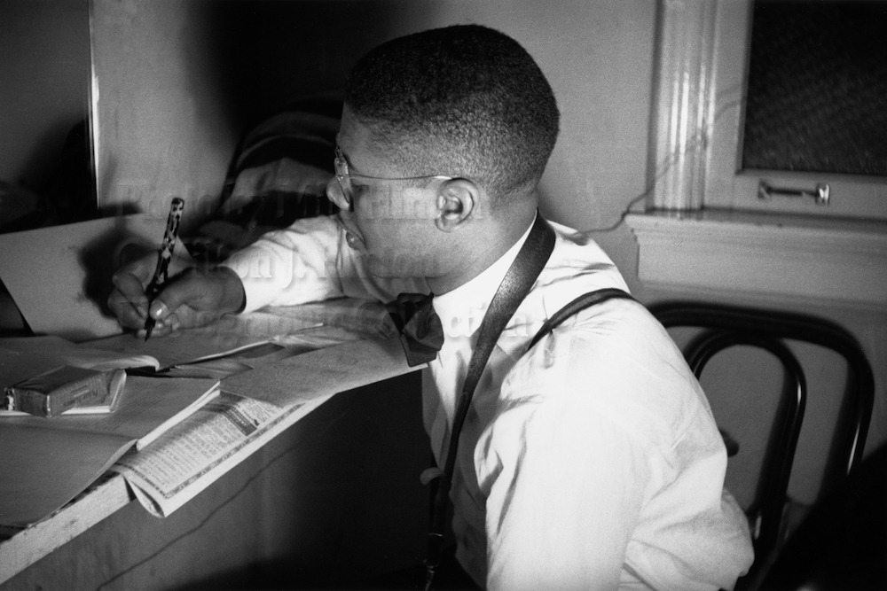 Photo by Milt Hinton<br>
© Milton J. Hinton<br>Photographic Collection <br><b class="captionn"> Walter "Foots" Thomas, backstage, New York City, c. 1940</b>